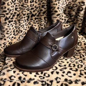 Earth Origins Women Leather Shoes size 9 1/2 M